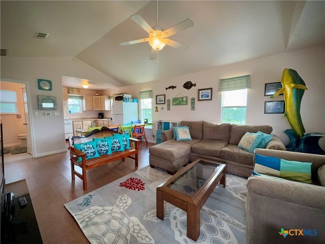 111 Springfield Avenue, Port Lavaca, TX 77979