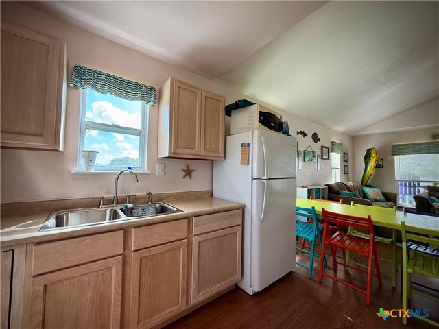 111 Springfield Avenue, Port Lavaca, TX 77979