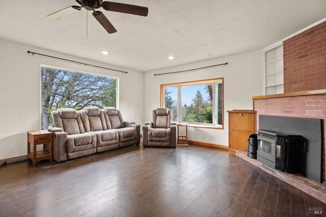 210 Bourbon Ln, Ukiah, CA 95482