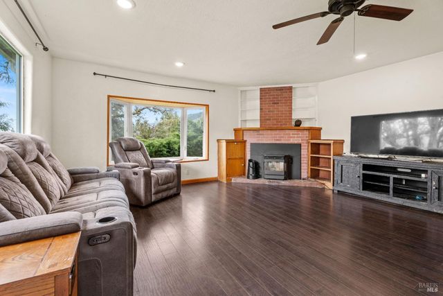 210 Bourbon Ln, Ukiah, CA 95482