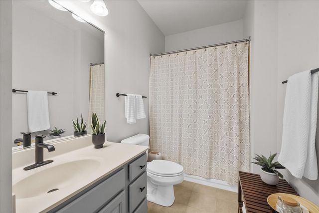 620 Pineridge Drive N 620, Oswego, IL 60543