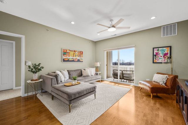 620 Pineridge Drive N 620, Oswego, IL 60543