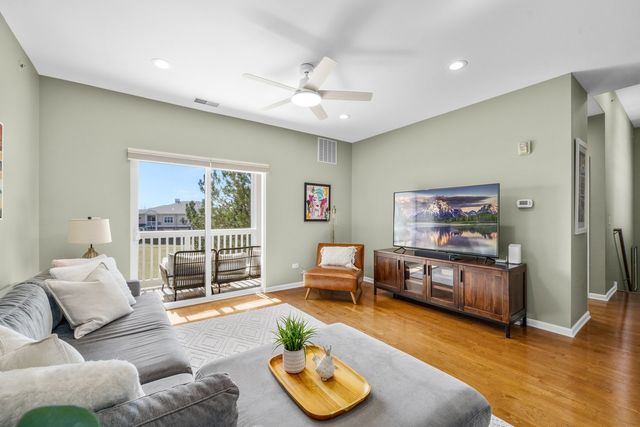 620 Pineridge Drive N 620, Oswego, IL 60543