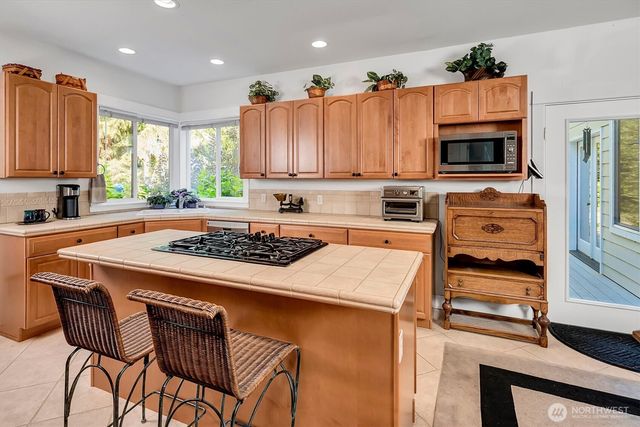 6477 Cultus Bay Road, Clinton, WA 98236