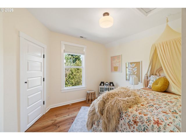 1604 Se LAMBERT St, Portland, OR 97202