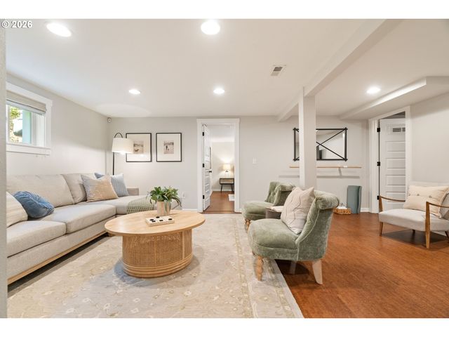 1604 Se LAMBERT St, Portland, OR 97202