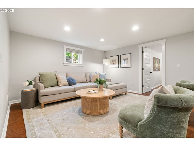 1604 Se LAMBERT St, Portland, OR 97202