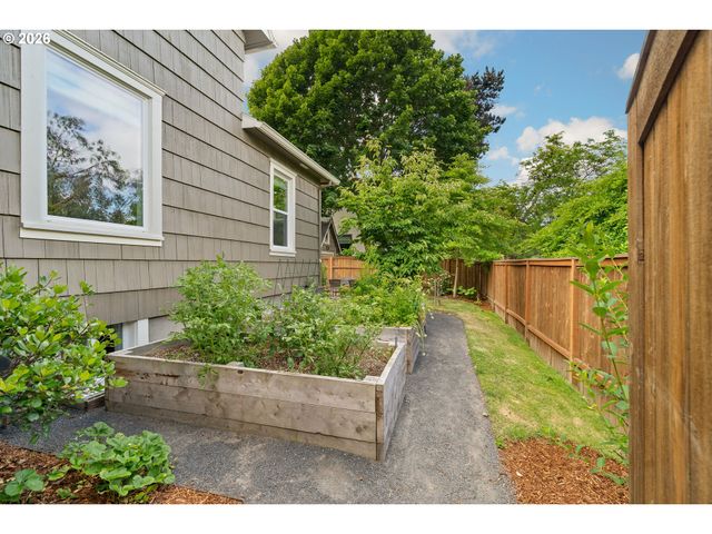 1604 Se LAMBERT St, Portland, OR 97202