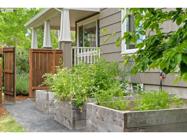 1604 Se LAMBERT St, Portland, OR 97202