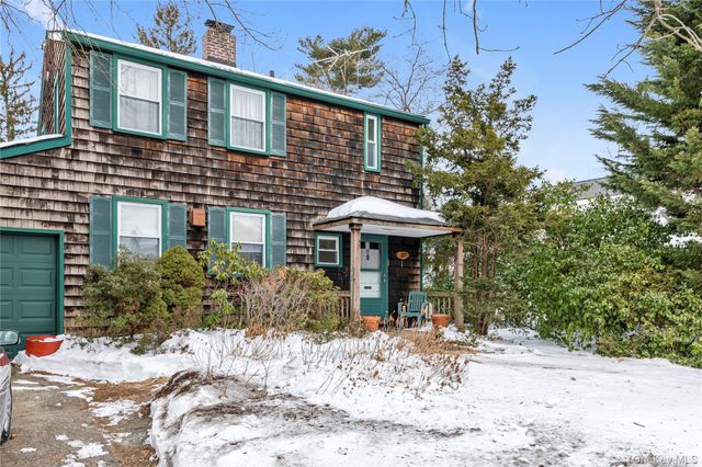 27 Deepdale Parkway, Roslyn Heights, NY 11577