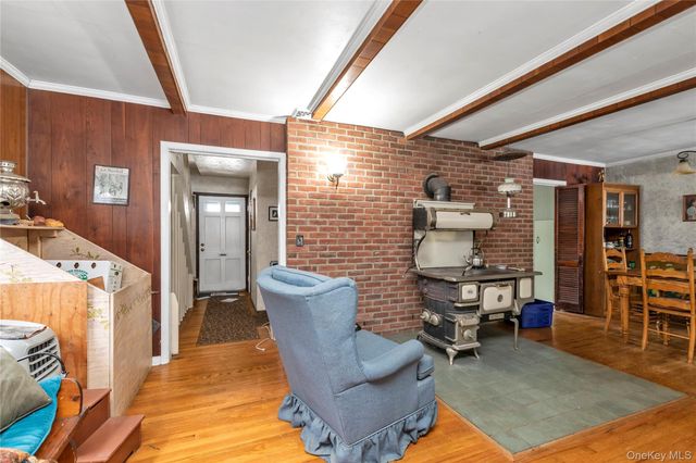 27 Deepdale Parkway, Roslyn Heights, NY 11577