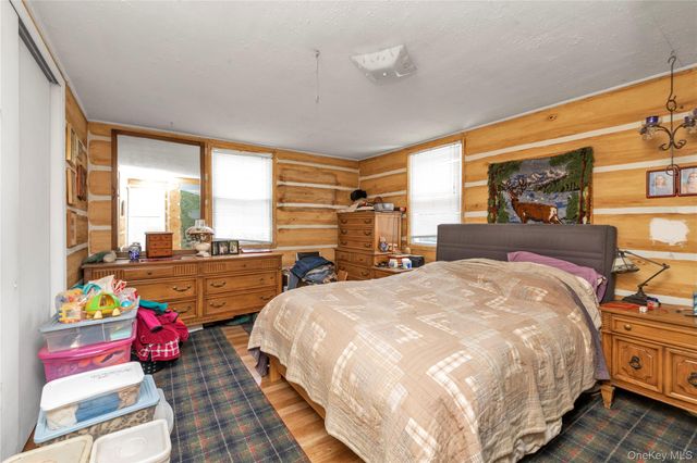 27 Deepdale Parkway, Roslyn Heights, NY 11577