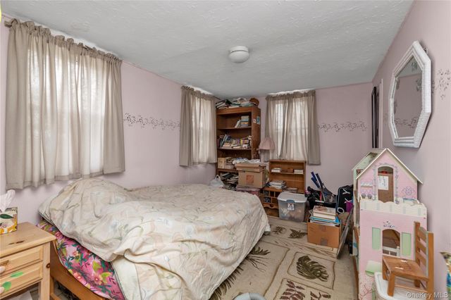 27 Deepdale Parkway, Roslyn Heights, NY 11577