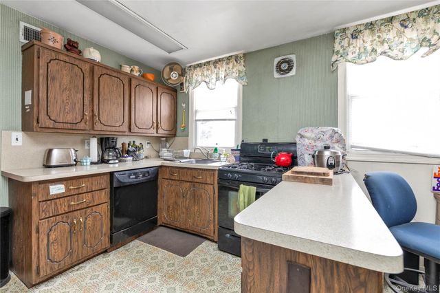 27 Deepdale Parkway, Roslyn Heights, NY 11577