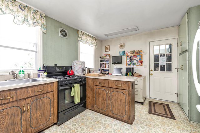 27 Deepdale Parkway, Roslyn Heights, NY 11577