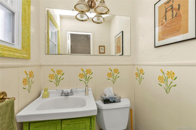 27 Deepdale Parkway, Roslyn Heights, NY 11577