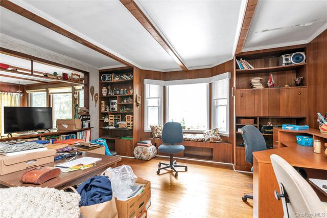 27 Deepdale Parkway, Roslyn Heights, NY 11577