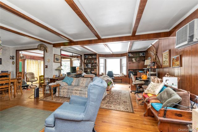 27 Deepdale Parkway, Roslyn Heights, NY 11577