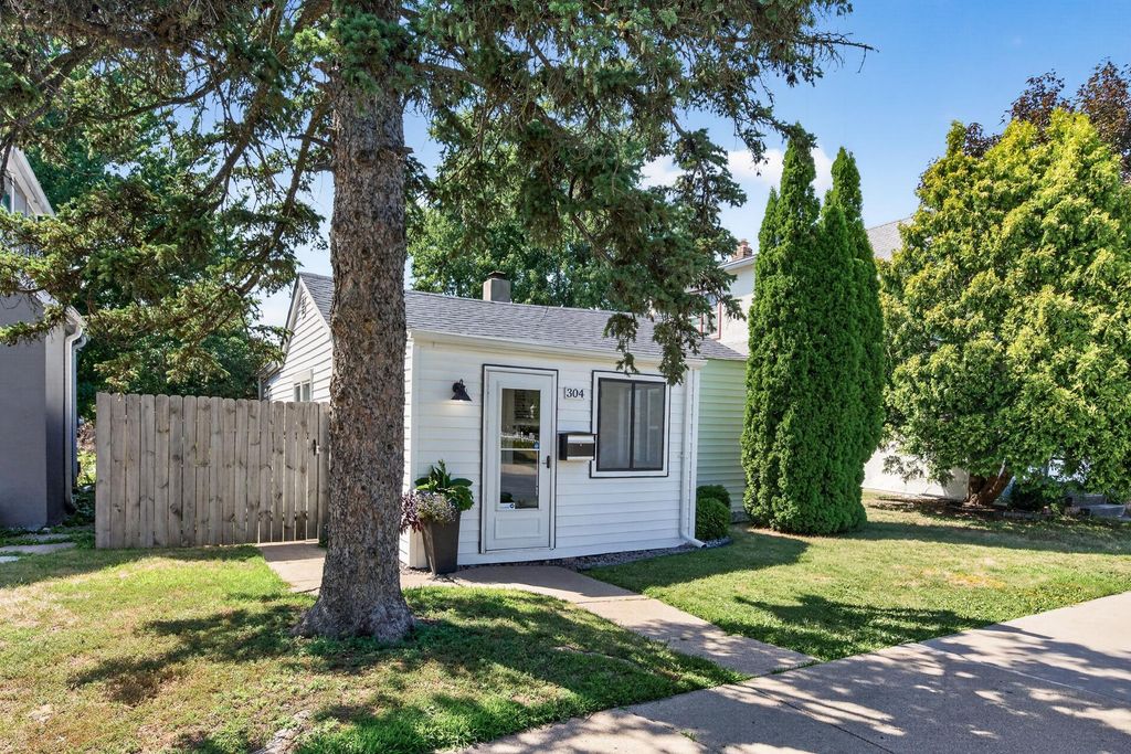 304 11th Avenue S, South Saint Paul, MN 55075 — exterior