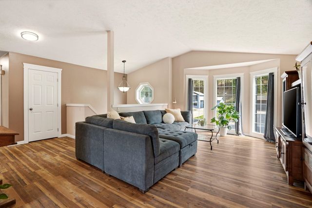 122 E Wynot Dr, Nine Mile Falls, WA 99026
