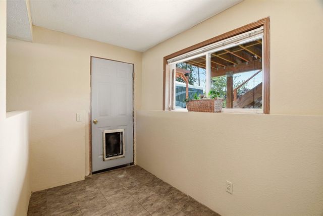 122 E Wynot Dr, Nine Mile Falls, WA 99026