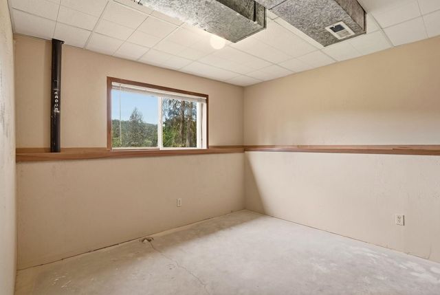 122 E Wynot Dr, Nine Mile Falls, WA 99026