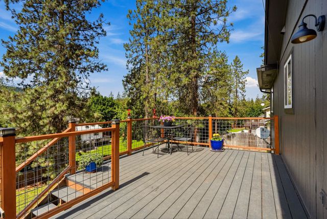 122 E Wynot Dr, Nine Mile Falls, WA 99026