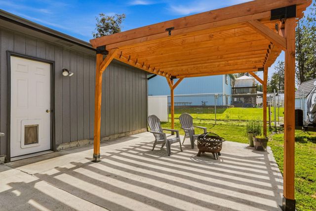 122 E Wynot Dr, Nine Mile Falls, WA 99026