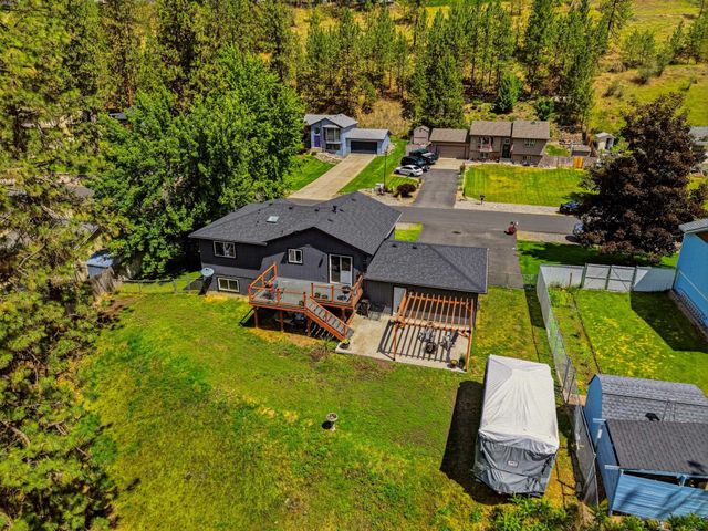 122 E Wynot Dr, Nine Mile Falls, WA 99026