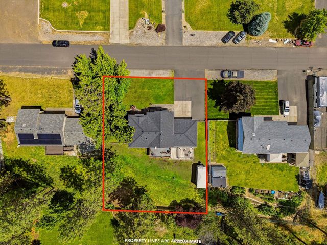 122 E Wynot Dr, Nine Mile Falls, WA 99026