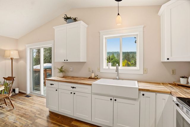 122 E Wynot Dr, Nine Mile Falls, WA 99026