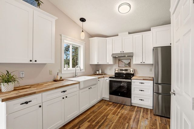 122 E Wynot Dr, Nine Mile Falls, WA 99026
