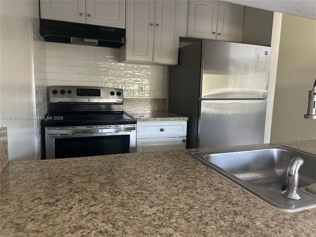 6031 N 10th Ave N 218, Green Acres, FL 33463