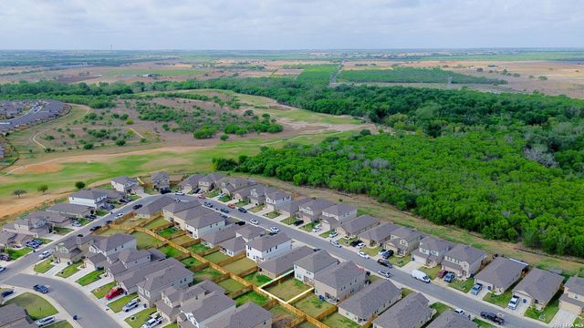 214 Legendary Trail Loop, Floresville, TX 78114
