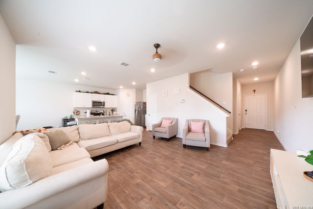 214 Legendary Trail Loop, Floresville, TX 78114