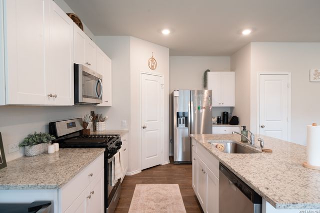 214 Legendary Trail Loop, Floresville, TX 78114