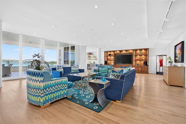 280 GOLDEN GATE POINT 300, Sarasota, FL 34236