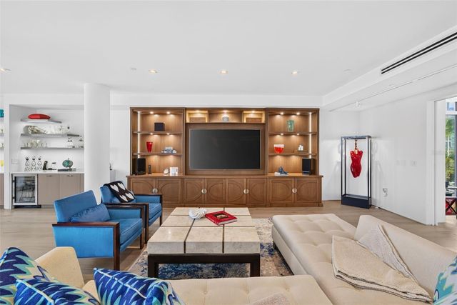 280 GOLDEN GATE POINT 300, Sarasota, FL 34236