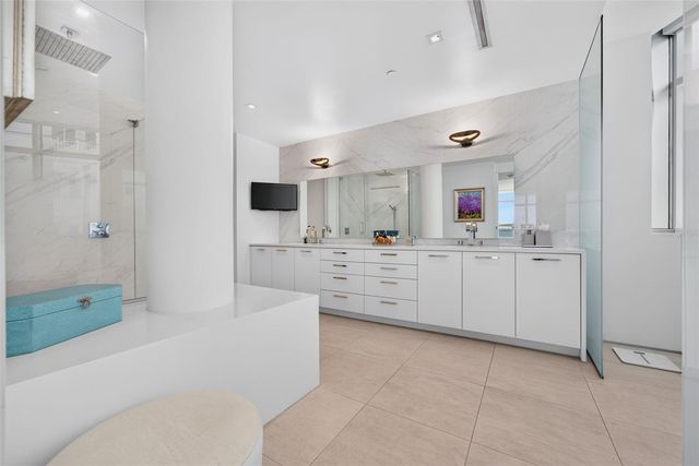 280 GOLDEN GATE POINT 300, Sarasota, FL 34236
