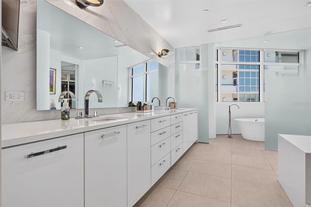 280 GOLDEN GATE POINT 300, Sarasota, FL 34236