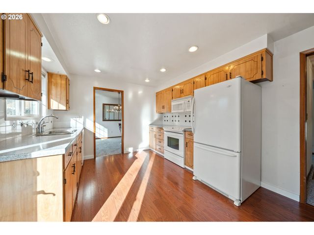 16615 CHURCHILL Dr, Gladstone, OR 97027