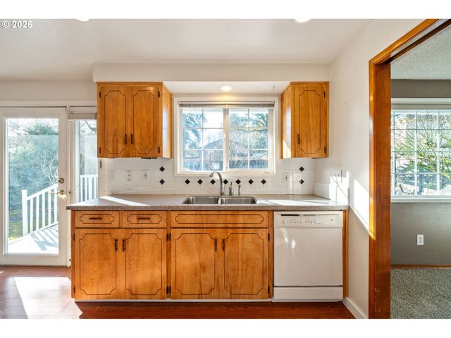 16615 CHURCHILL Dr, Gladstone, OR 97027