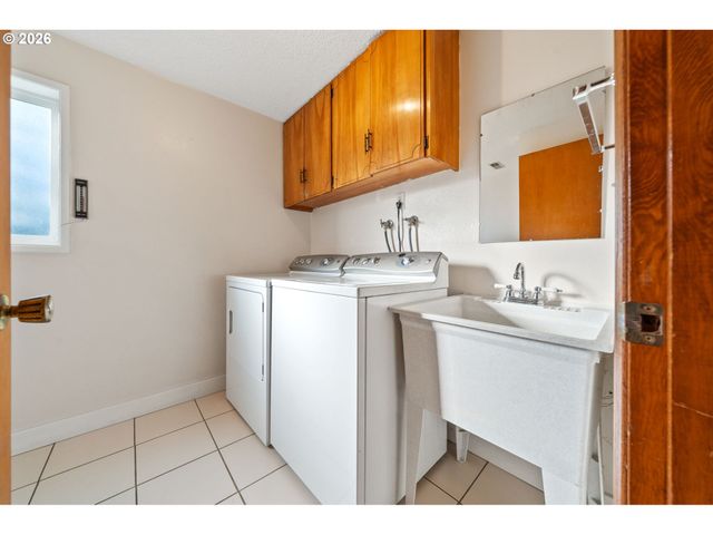 16615 CHURCHILL Dr, Gladstone, OR 97027