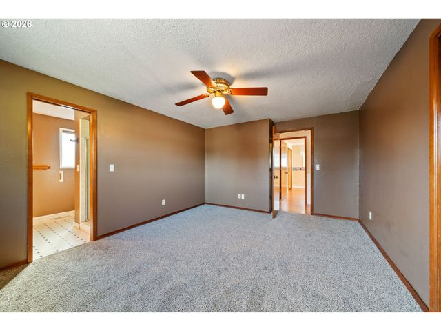 16615 CHURCHILL Dr, Gladstone, OR 97027