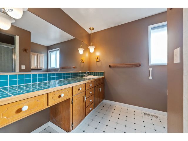 16615 CHURCHILL Dr, Gladstone, OR 97027