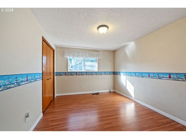 16615 CHURCHILL Dr, Gladstone, OR 97027