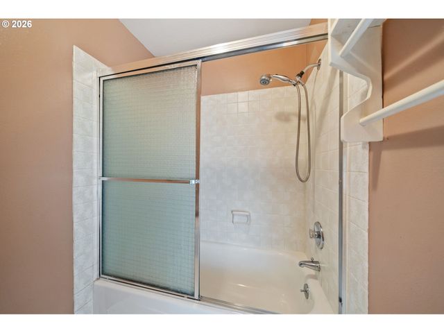 16615 CHURCHILL Dr, Gladstone, OR 97027