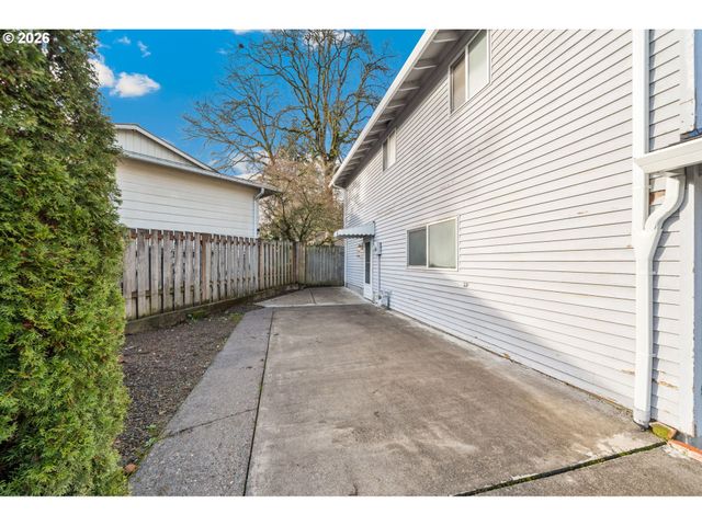 16615 CHURCHILL Dr, Gladstone, OR 97027