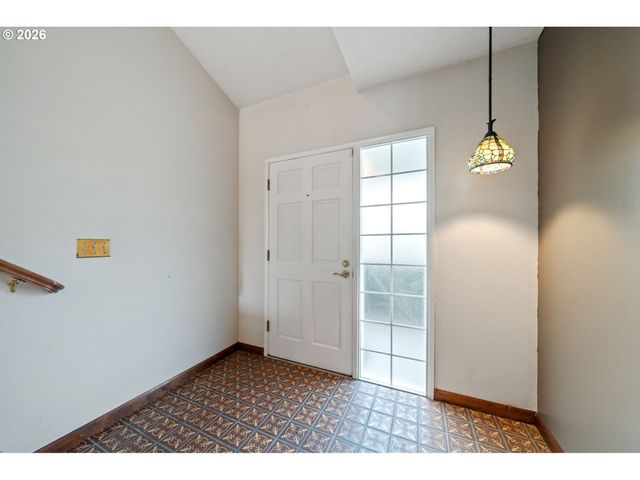 16615 CHURCHILL Dr, Gladstone, OR 97027