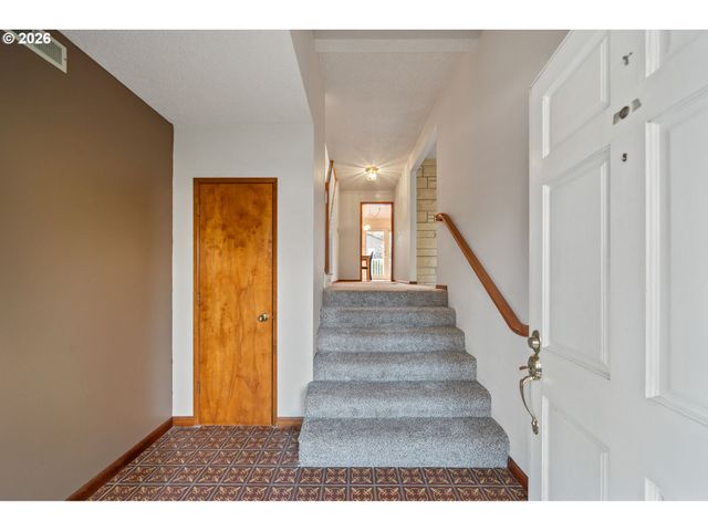 16615 CHURCHILL Dr, Gladstone, OR 97027